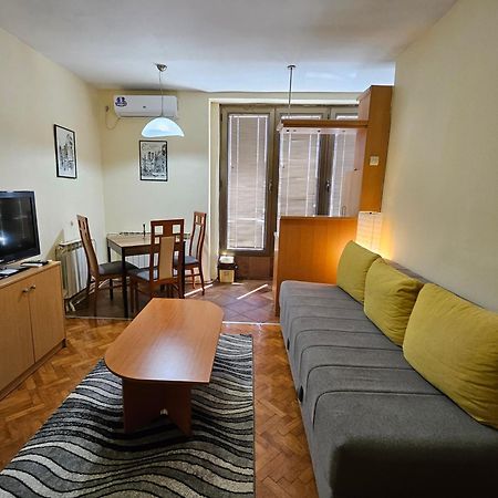 Lovely Square Apartment Purple Velvet สโกเปีย ภายนอก รูปภาพ