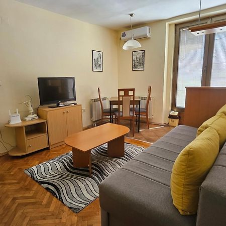 Lovely Square Apartment Purple Velvet สโกเปีย ภายนอก รูปภาพ