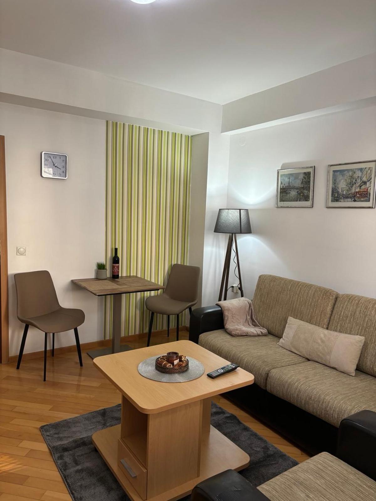 Lovely Square Apartment Purple Velvet สโกเปีย ภายนอก รูปภาพ