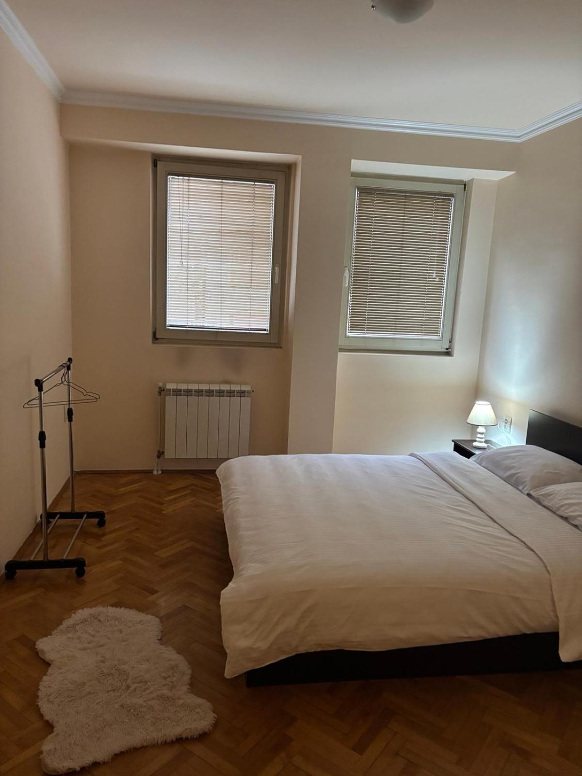 Lovely Square Apartment Purple Velvet สโกเปีย ห้อง รูปภาพ