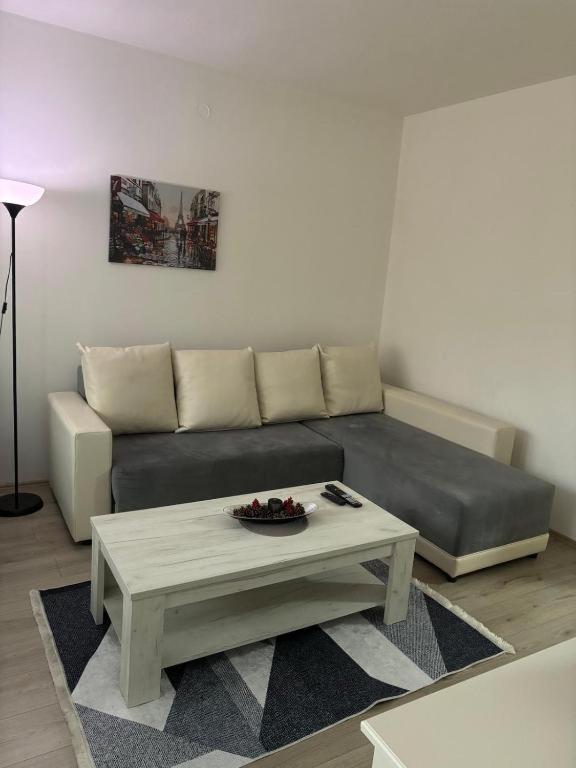 Lovely Square Apartment Purple Velvet สโกเปีย ห้อง รูปภาพ