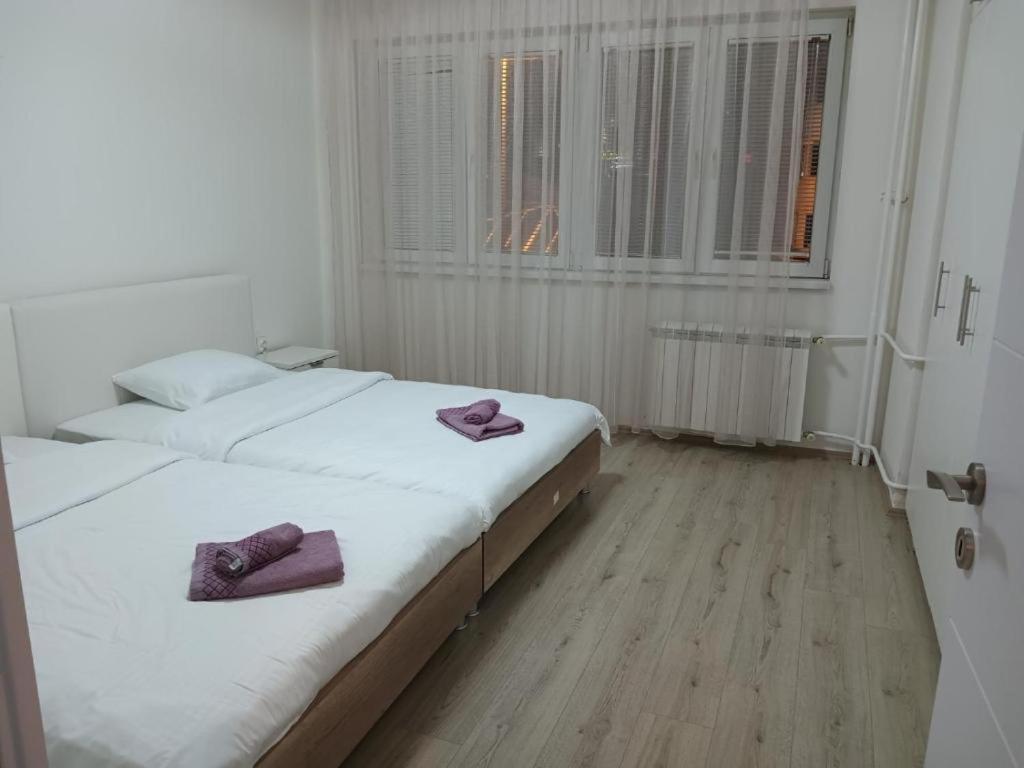 Lovely Square Apartment Purple Velvet สโกเปีย ห้อง รูปภาพ