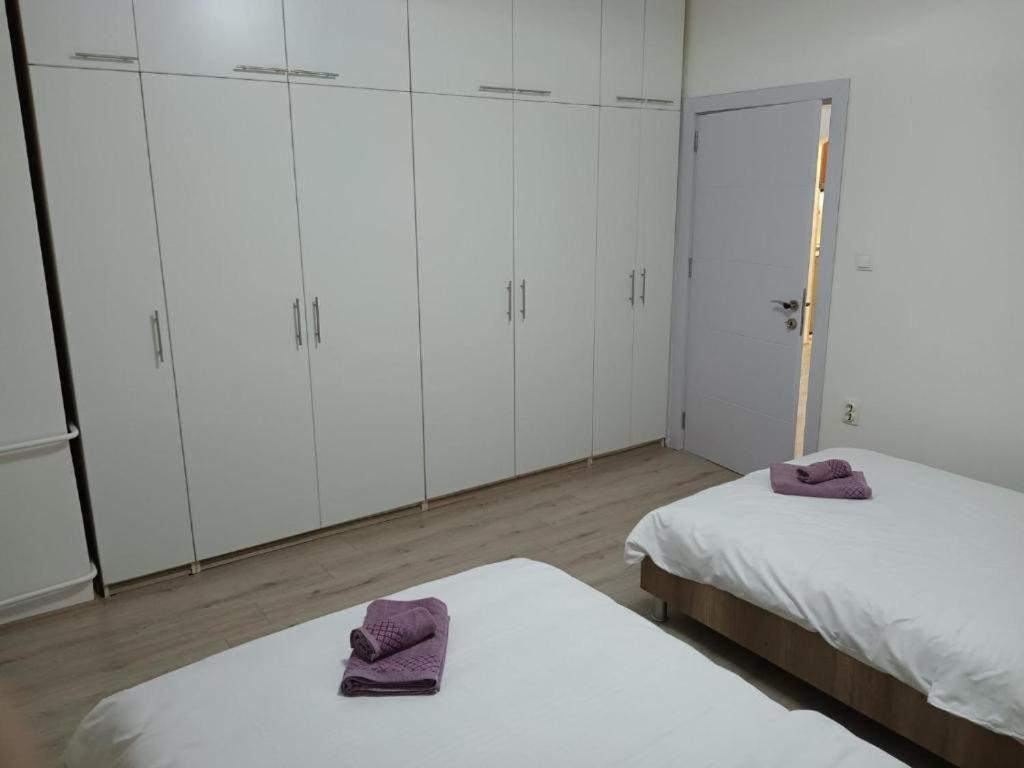 Lovely Square Apartment Purple Velvet สโกเปีย ห้อง รูปภาพ