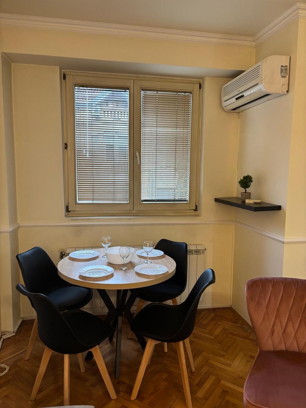 Lovely Square Apartment Purple Velvet สโกเปีย ภายนอก รูปภาพ