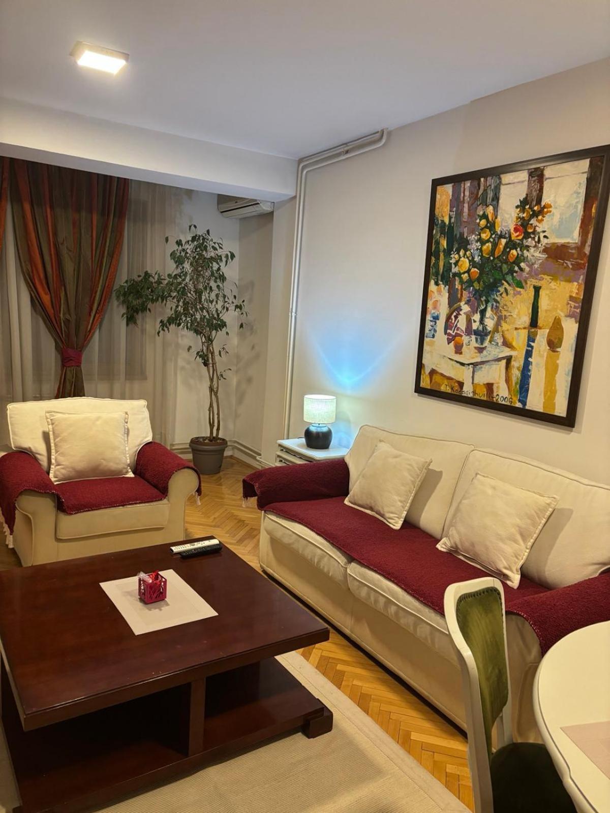 Lovely Square Apartment Purple Velvet สโกเปีย ภายนอก รูปภาพ