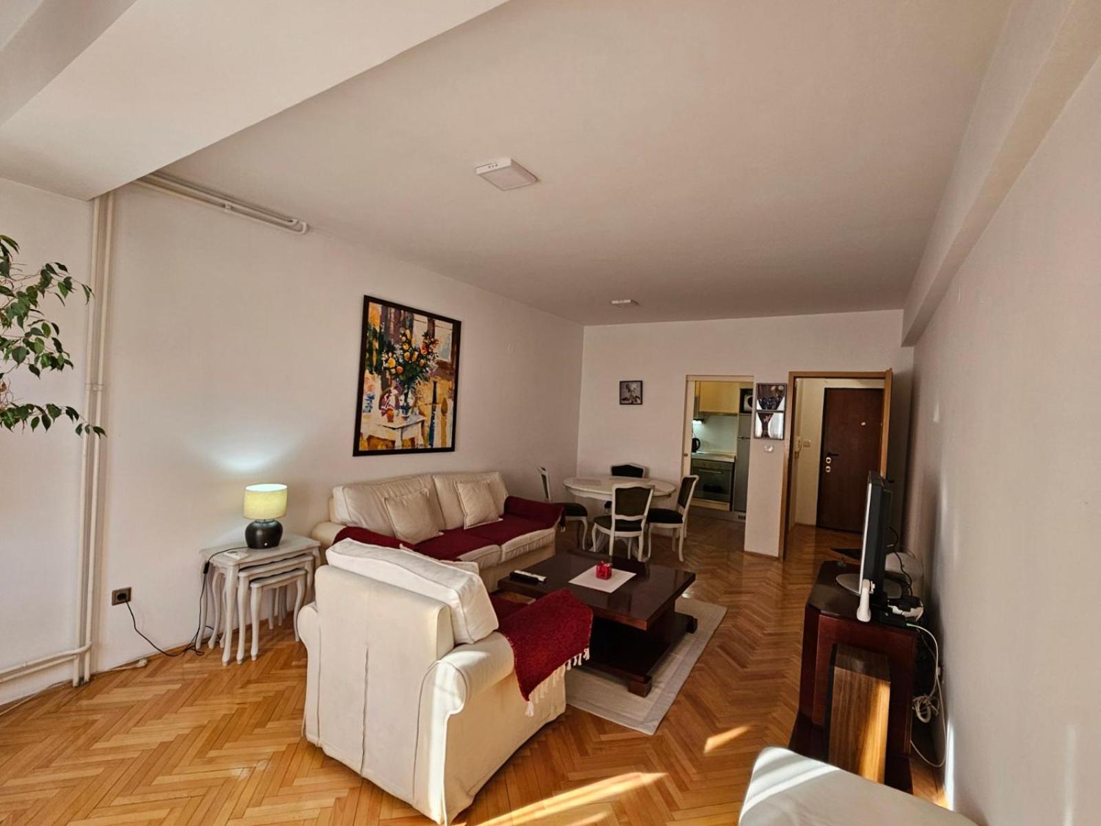 Lovely Square Apartment Purple Velvet สโกเปีย ภายนอก รูปภาพ