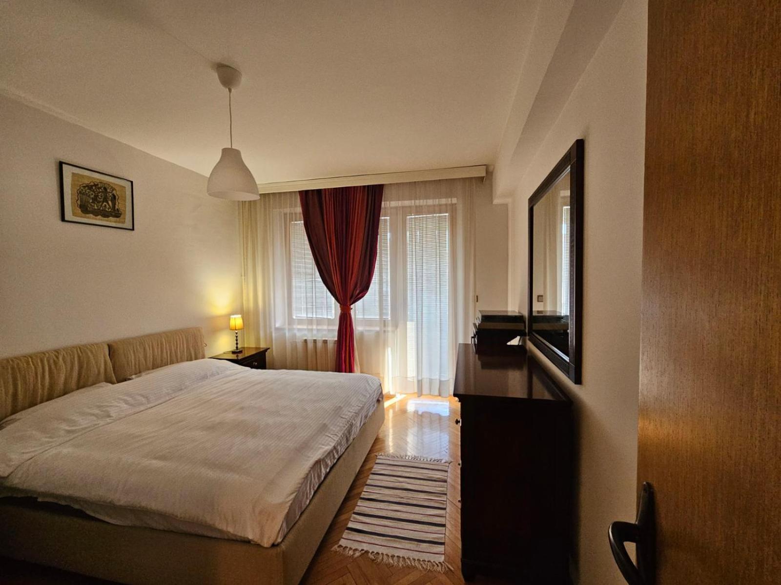 Lovely Square Apartment Purple Velvet สโกเปีย ภายนอก รูปภาพ