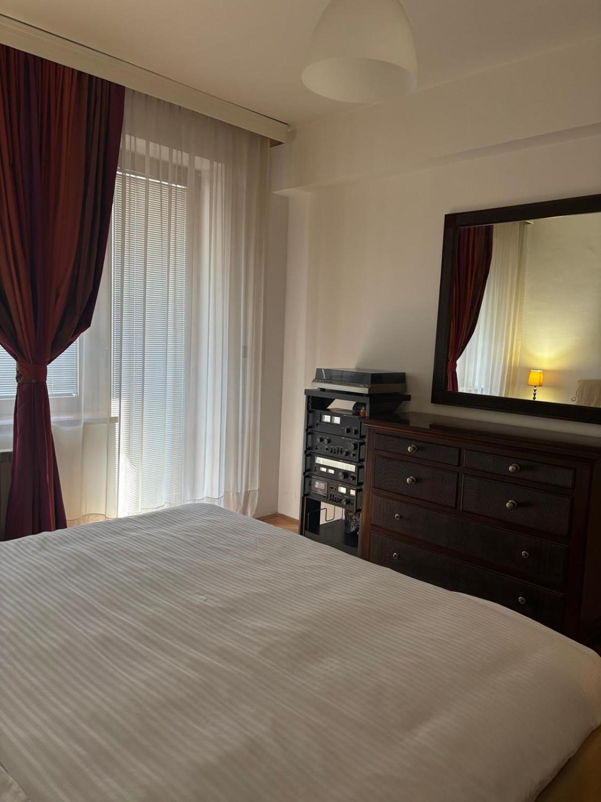 Lovely Square Apartment Purple Velvet สโกเปีย ห้อง รูปภาพ