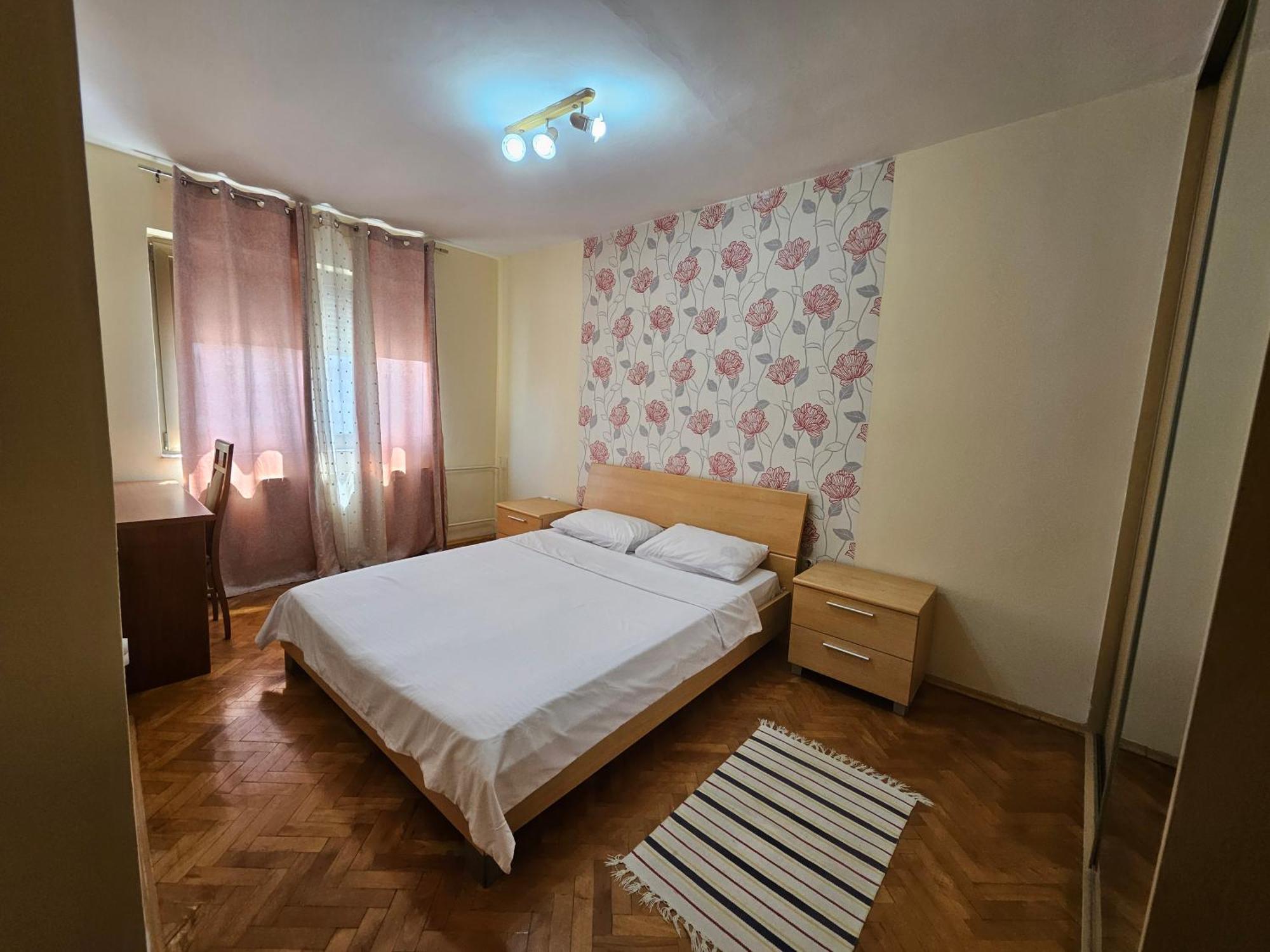 Lovely Square Apartment Purple Velvet สโกเปีย ห้อง รูปภาพ